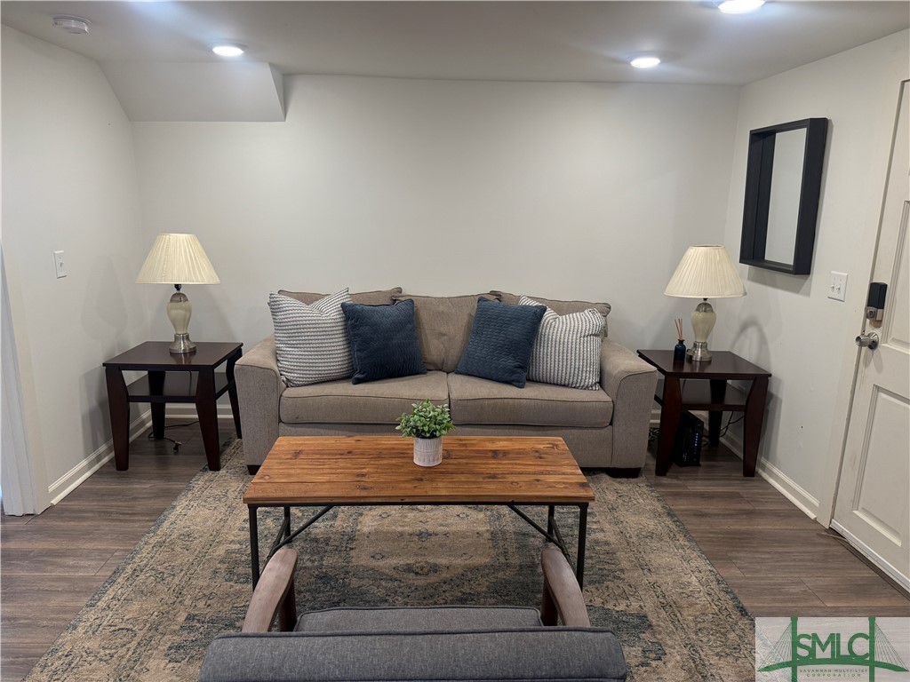 508 E Henry Street Downstairs