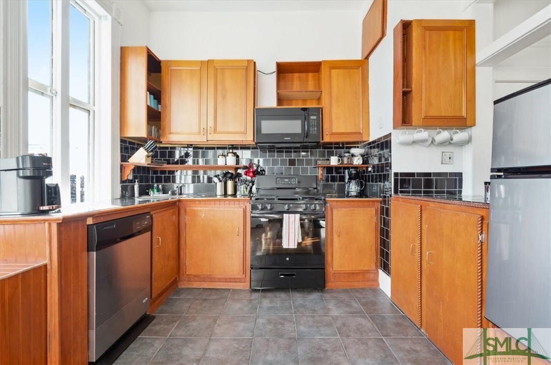 Savannah, Georgia 31401, United States, 5 Bedrooms Bedrooms, ,4 BathroomsBathrooms,Residential,Active,63872