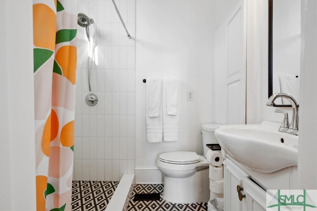 Savannah, Georgia 31401, United States, 5 Bedrooms Bedrooms, ,4 BathroomsBathrooms,Residential,Active,63872