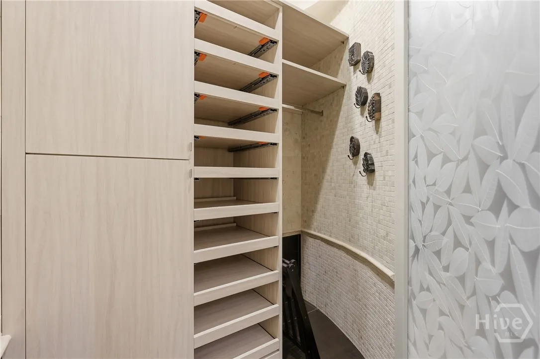 Savannah, Georgia 31401, United States, 1 Bedroom Bedrooms, ,2 BathroomsBathrooms,Residential,Active,247805