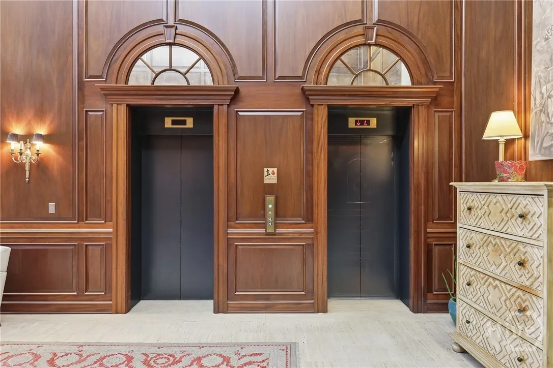 Savannah, Georgia 31401, United States, 1 Bedroom Bedrooms, ,2 BathroomsBathrooms,Residential,Active,247805