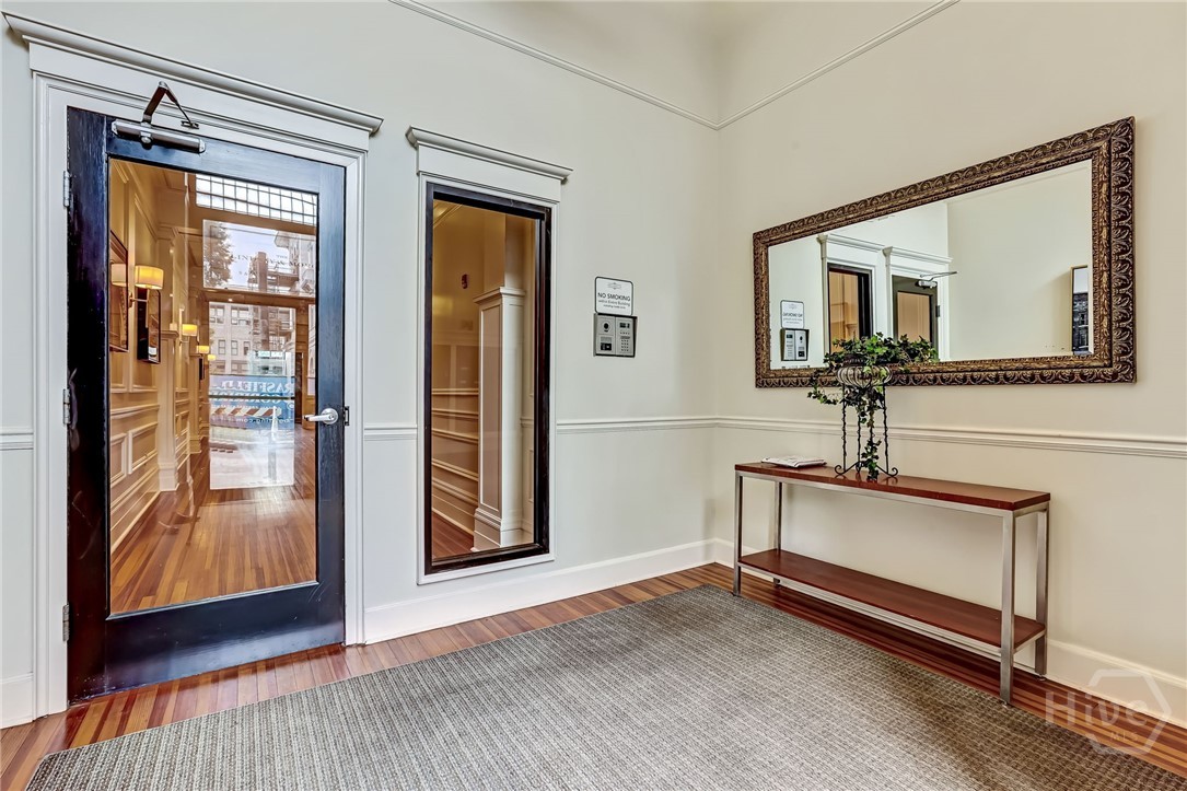 9 W York Street