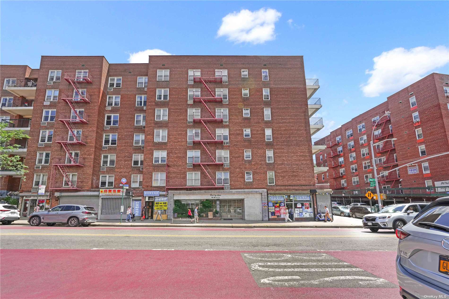 4295 Main Street 2M, Flushing, Queens, NY - 1 Bedrooms  
1 Bathrooms  
4 Rooms - 