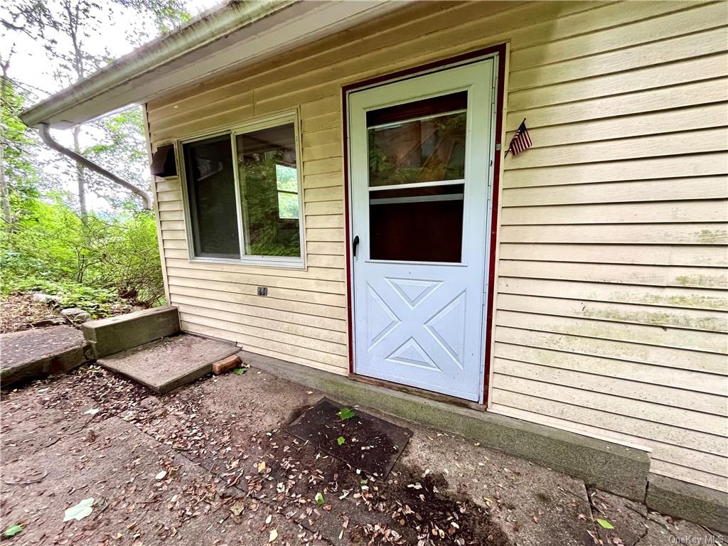 100 Hollowbrook Road, Lake Peekskill, New York - 2 Bedrooms  
1 Bathrooms  
4 Rooms - 