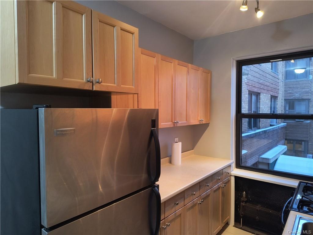 Rental Property at 2 Greenridge Avenue 2E, White Plains, New York - Bedrooms: 2 
Bathrooms: 1 
Rooms: 5  - $2,950 MO.
