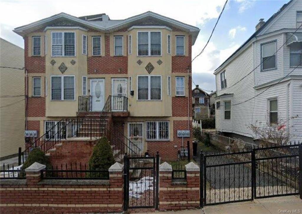 Property for Sale at 3939 Amundson Avenue, Bronx, New York - Bedrooms: 6 
Bathrooms: 3 
Rooms: 12  - $650,000
