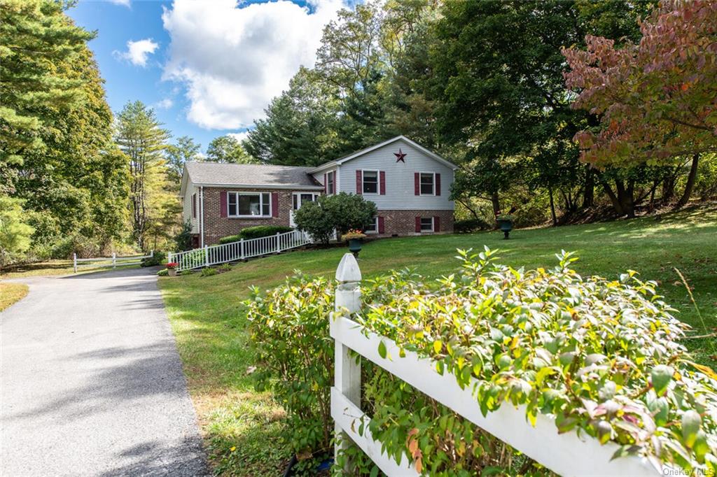 41 Horseshoe Road, Millbrook, New York - 3 Bedrooms  
3 Bathrooms  
8 Rooms - 