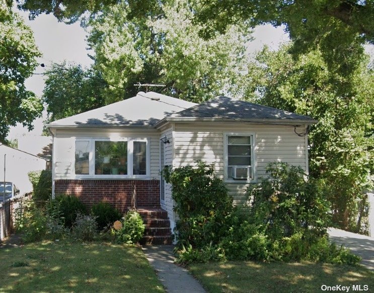 24345 132nd Rd, Rosedale, Queens, NY - 3 Bedrooms  
2 Bathrooms  
7 Rooms - 