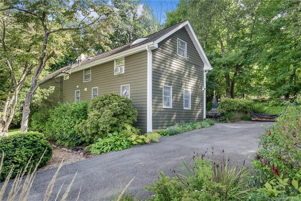 86 Huntville Road, Katonah, New York - 3 Bedrooms  
2 Bathrooms  
6 Rooms - 