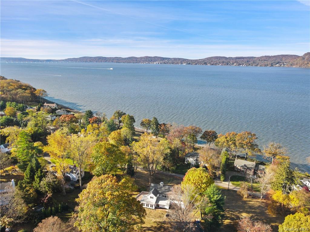 205 River Road, Briarcliff Manor, New York - 5 Bedrooms  
4 Bathrooms  
10 Rooms - 