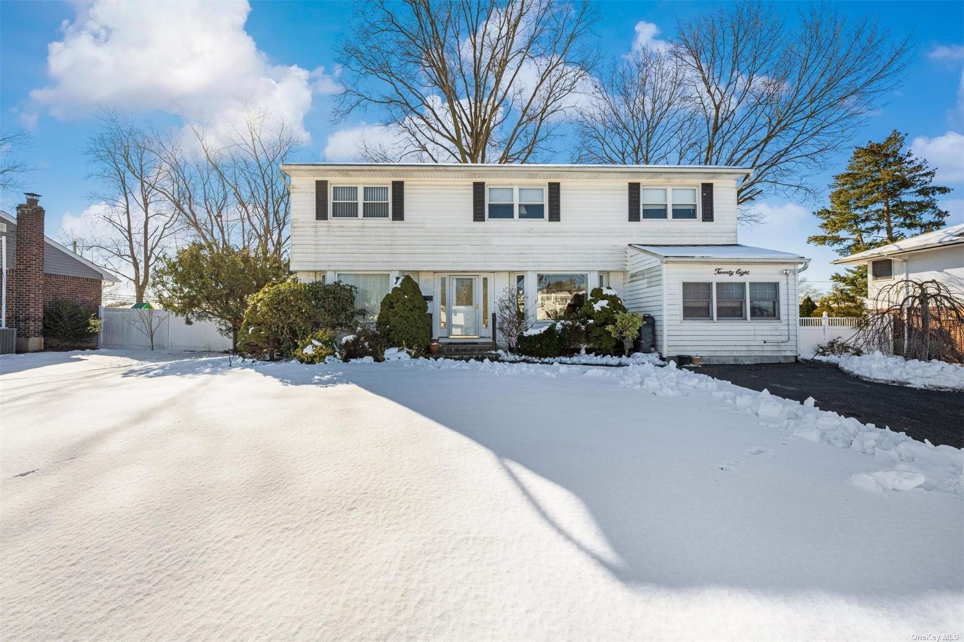 Property for Sale at 28 Walter Court, Commack, Hamptons, NY - Bedrooms: 4 
Bathrooms: 3  - $725,000
