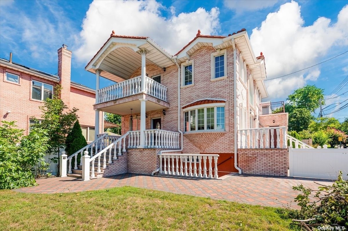 Property for Sale at 24809 Rushmore Avenue, Little Neck, Queens, NY - Bedrooms: 4 
Bathrooms: 4 
Rooms: 8  - $1,980,000