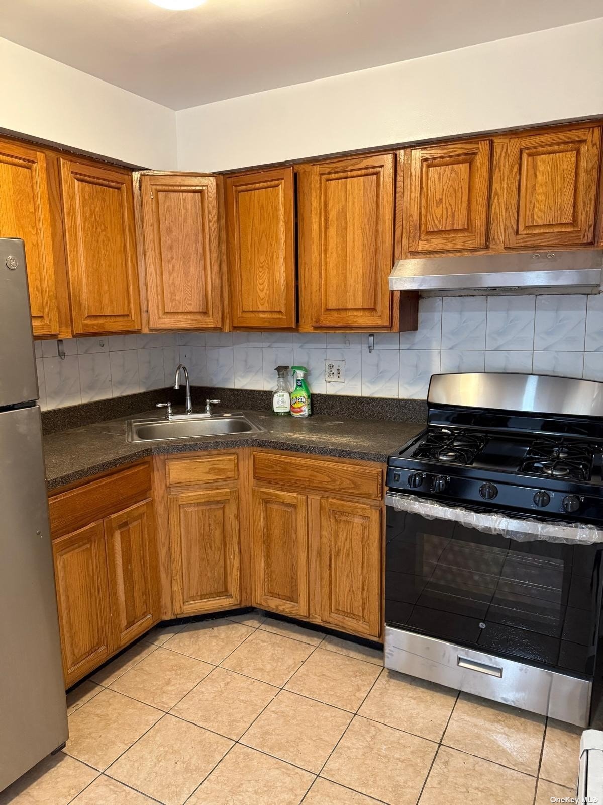 Rental Property at 5834 Penrod Street 2, Corona, Queens, NY - Bedrooms: 3 
Bathrooms: 2 
Rooms: 6  - $3,900 MO.