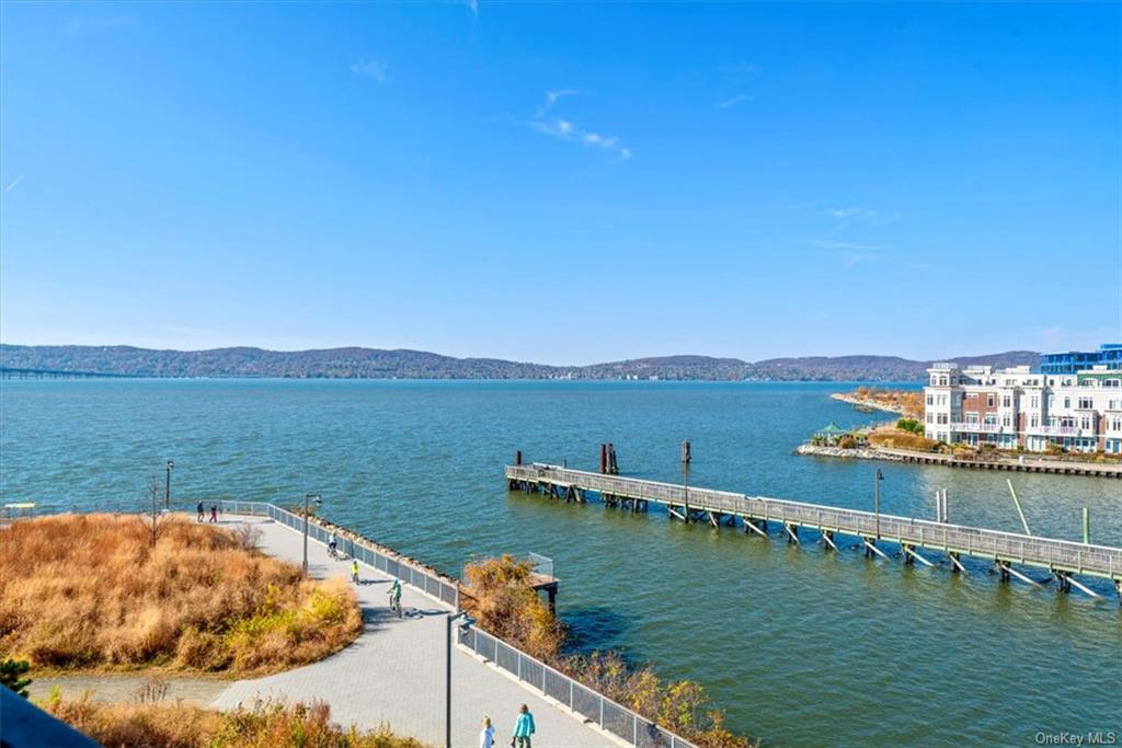 45 Hudson View Way Way 407, Tarrytown, New York - 2 Bedrooms  
3 Bathrooms  
8 Rooms - 