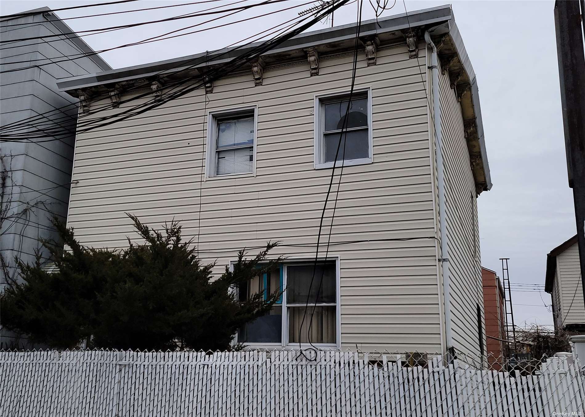 9723 100th Street, Ozone Park, Queens, NY - 3 Bedrooms  
1 Bathrooms  
6 Rooms - 