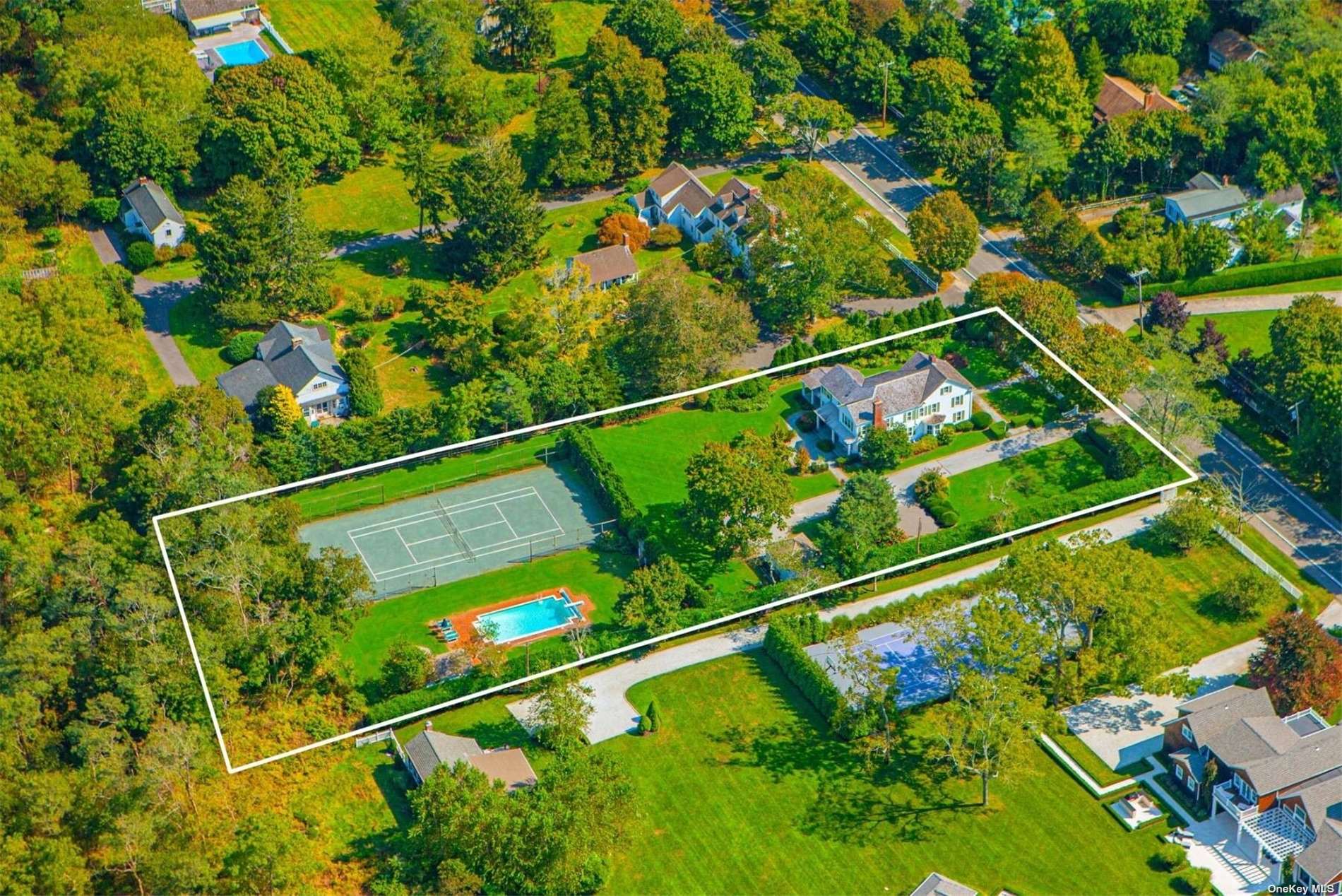 118 South Country Road, Remsenburg, Hamptons, NY - 4 Bedrooms  
4 Bathrooms - 