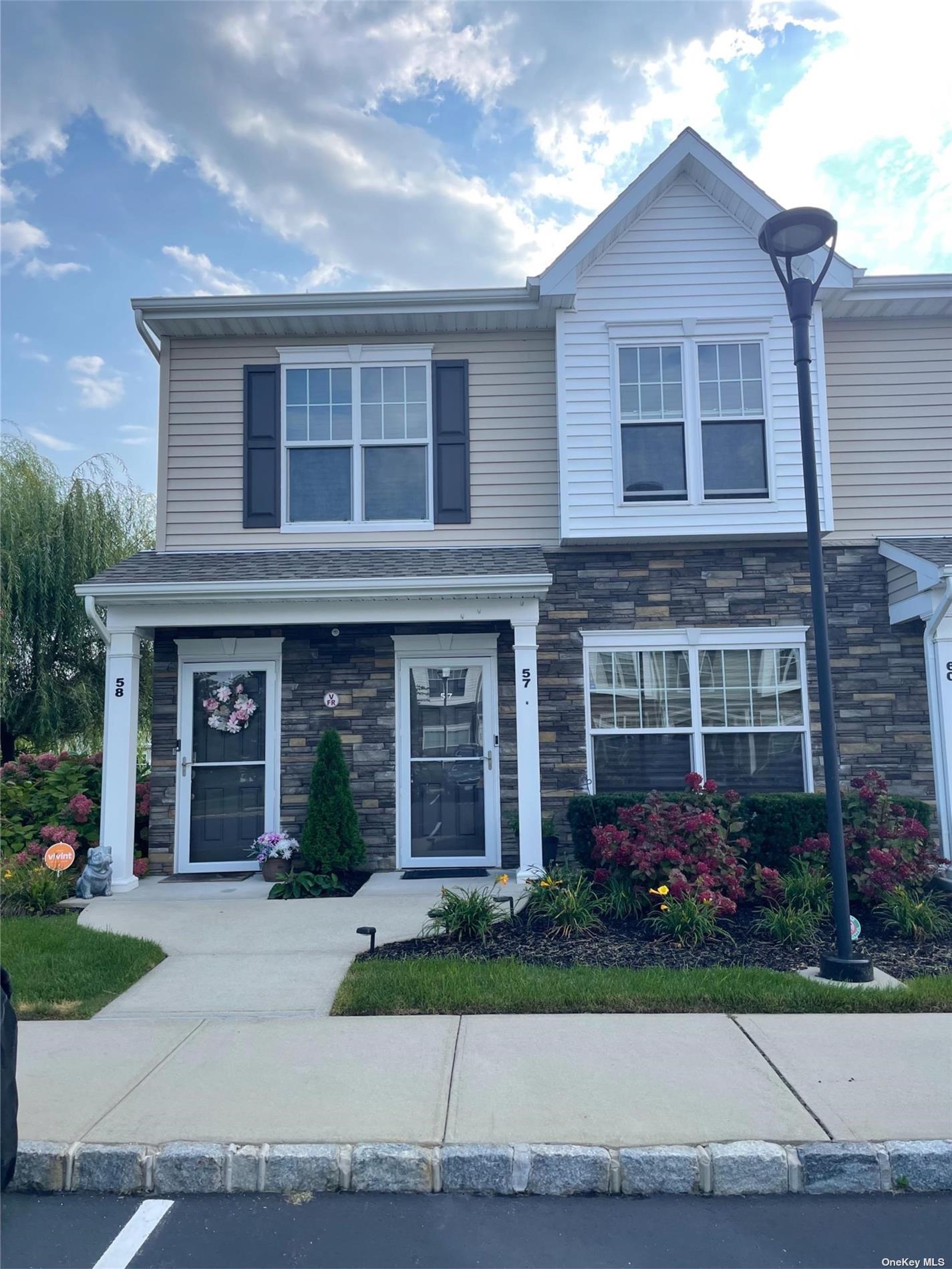 View Central Islip, NY 11722 condo