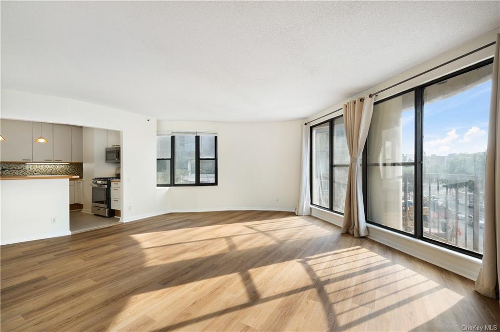 Rental Property at 10 Cottage Place 3A, White Plains, New York - Bedrooms: 2 
Bathrooms: 2 
Rooms: 3  - $3,450 MO.