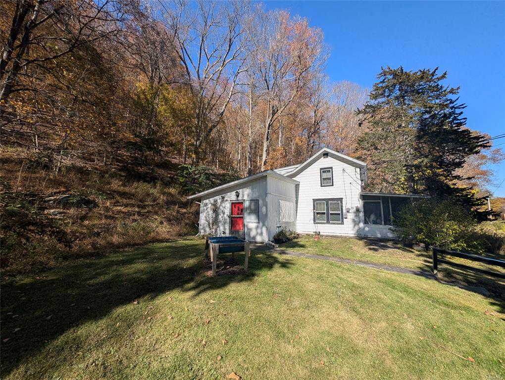 621 Milan Hollow Road, Rhinebeck, New York - 3 Bedrooms  
2 Bathrooms  
6 Rooms - 