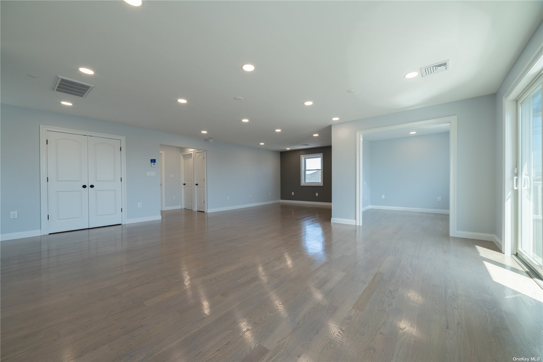 Long Beach, New York 11561, United States, 5 Bedrooms Bedrooms, ,2 BathroomsBathrooms,Residential,Active,29401