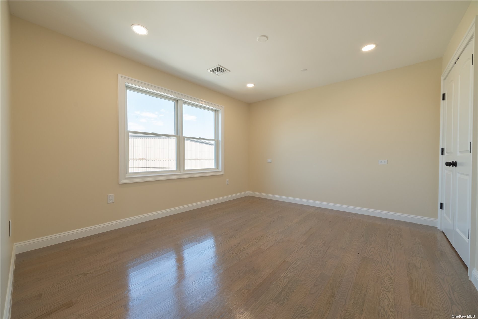 Long Beach, New York 11561, United States, 5 Bedrooms Bedrooms, ,2 BathroomsBathrooms,Residential,Active,29401