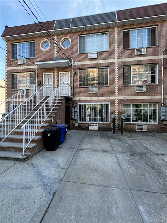 812 E 216th Street 1, Bronx, New York - 3 Bedrooms  
2 Bathrooms  
5 Rooms - 