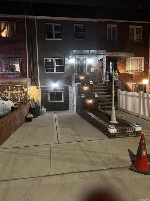 Townhouse For Sale - 184-15 Henderson Avenue<br/> Hollis, NY 11423
