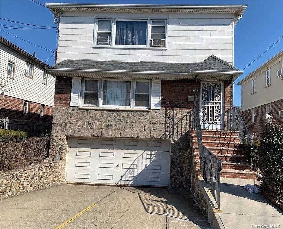 1131 129th Street 2, College Point, Queens, NY - 3 Bedrooms  
1 Bathrooms  
6 Rooms - 