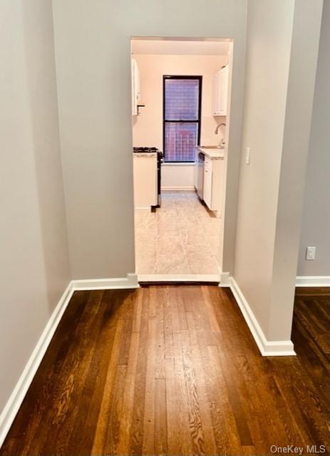 Property for Sale at 209333 E 209 Street 4, Bronx, New York - Bedrooms: 1 
Bathrooms: 1 
Rooms: 3  - $117,000