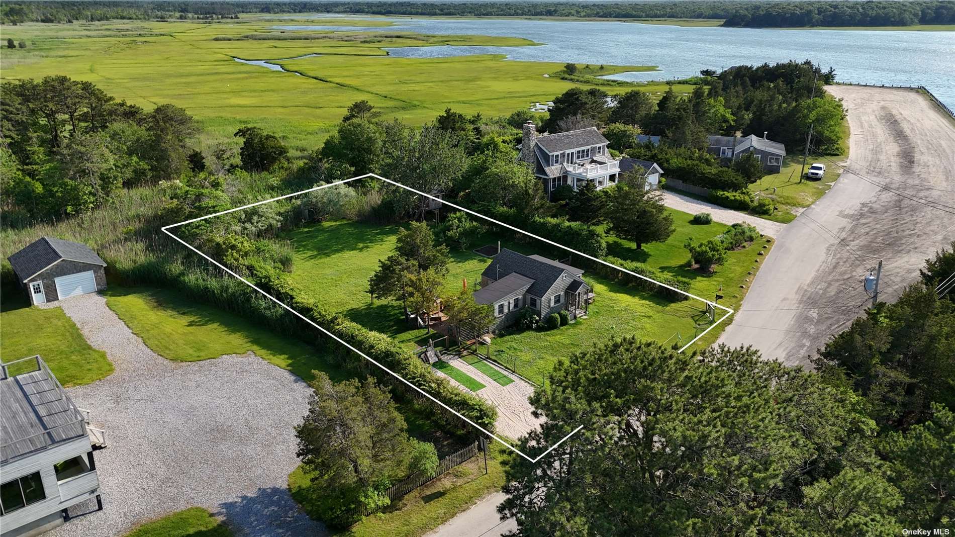 Photo 1 of 91 Nw Landing Road, East Hampton, NY, $1,400,000, Web #: 3560223