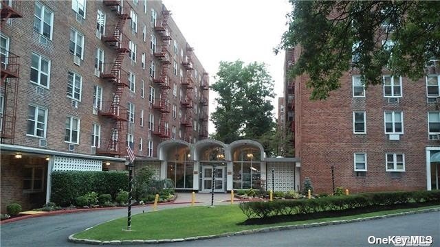 54-40 Little Neck Pkwy Parkway #4F, Little Neck, New York image 2