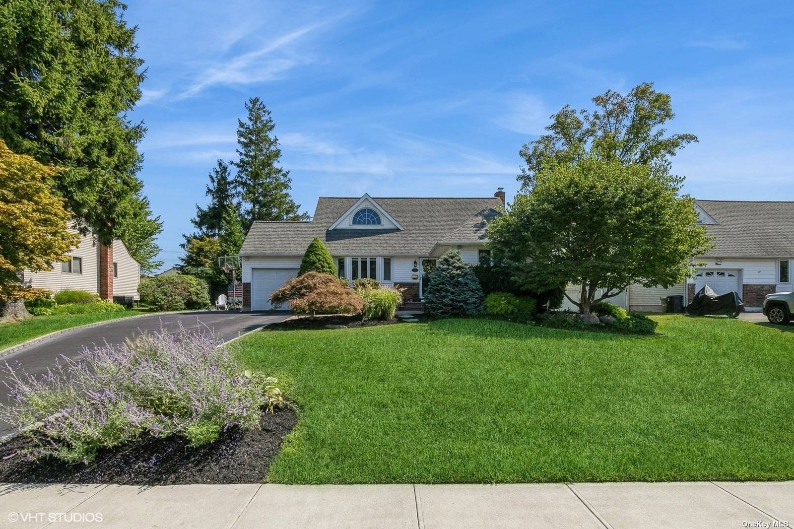 11 Parkview Drive, Commack, New York image 2