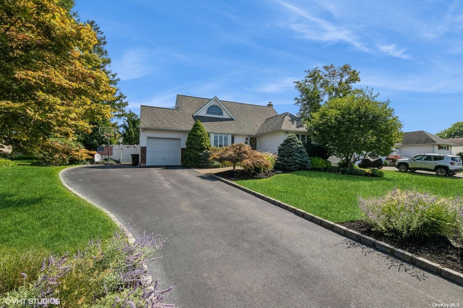 11 Parkview Drive, Commack, New York image 3