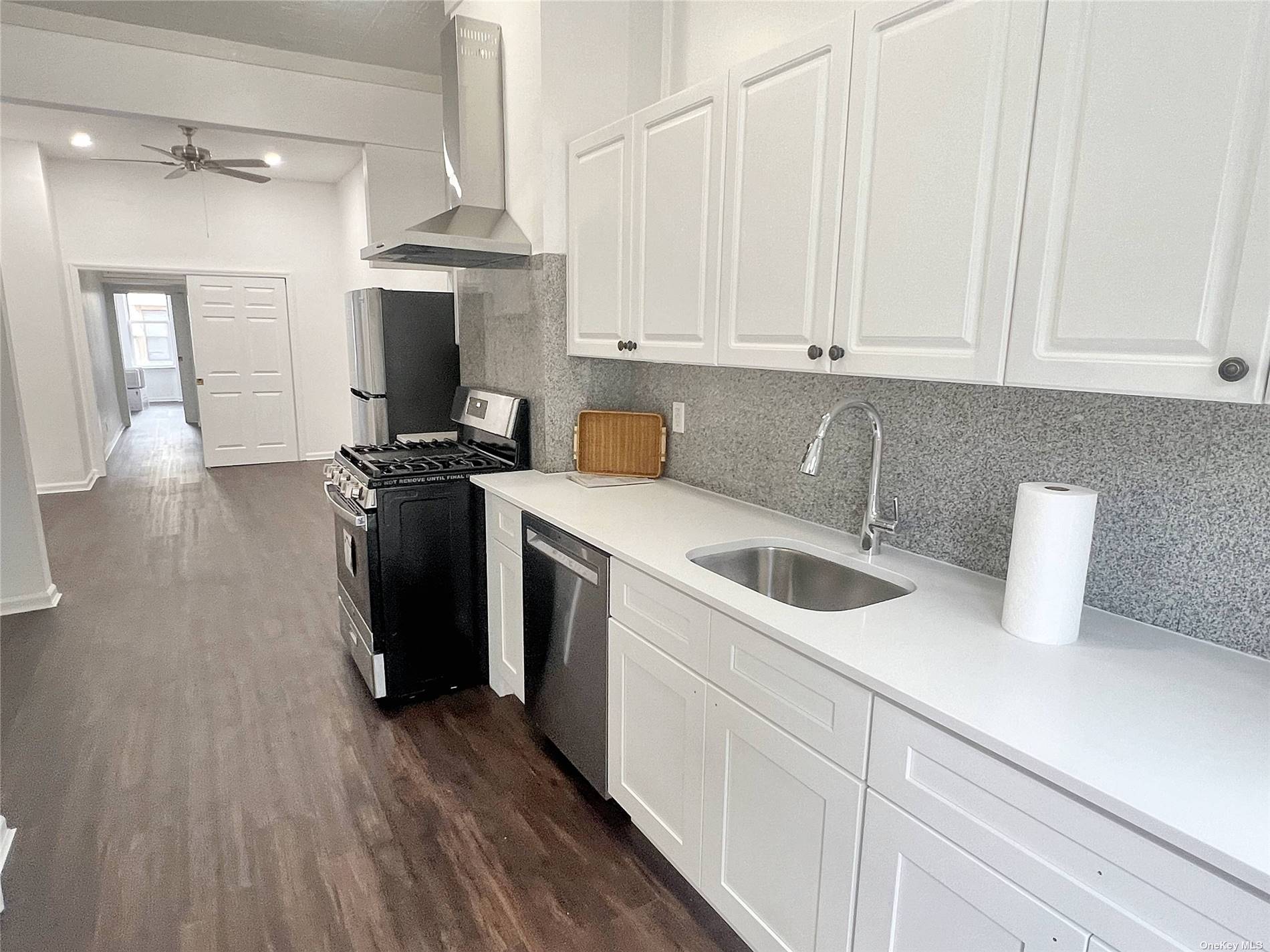 Rental Property at 585 Onderdonk Avenue 1L, Ridgewood, Queens, NY - Bedrooms: 1 
Bathrooms: 1 
Rooms: 3  - $3,300 MO.