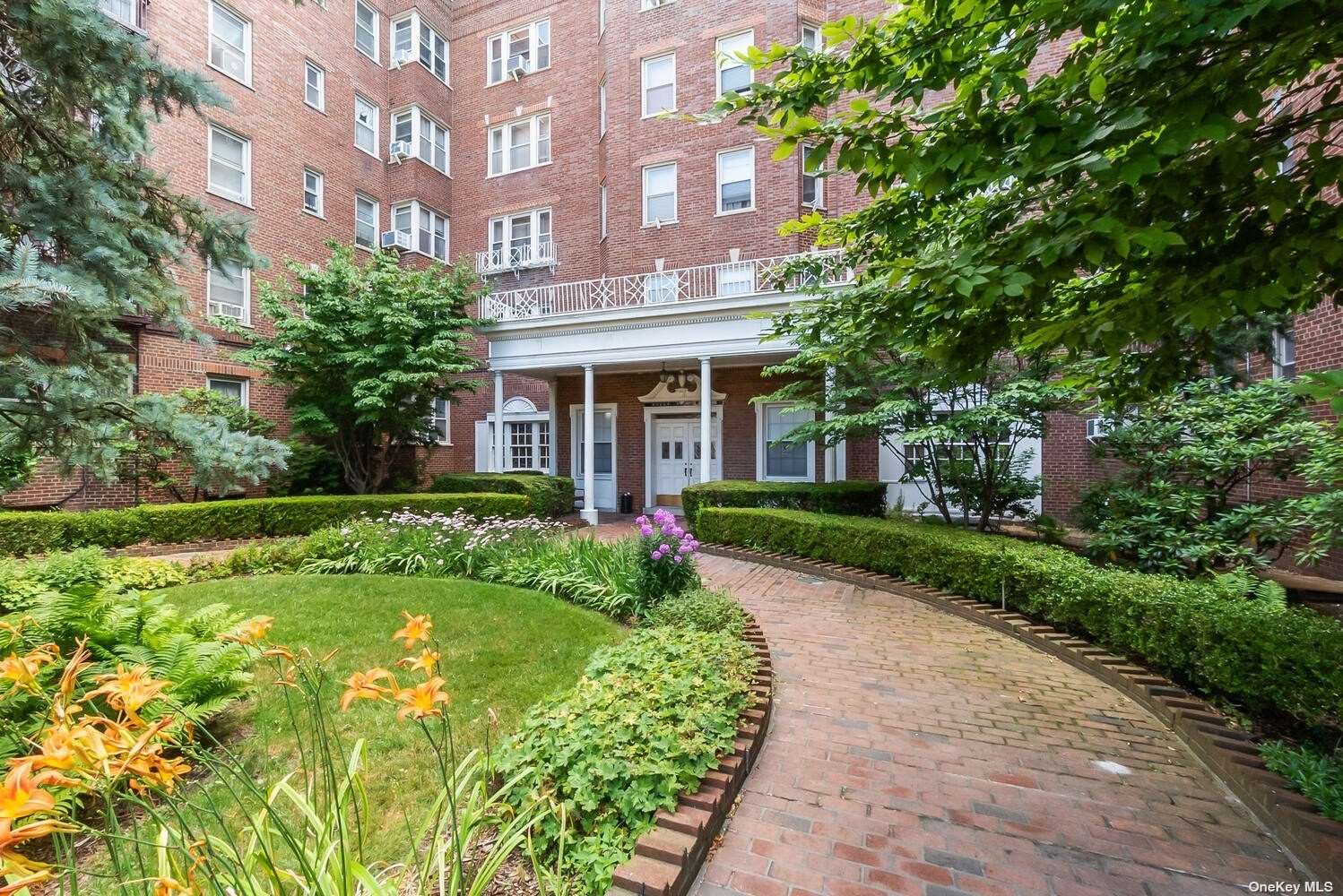 Property for Sale at 168 Street 5C, Jamaica Hills, Queens, NY - Bedrooms: 1 
Bathrooms: 1 
Rooms: 4  - $199,000