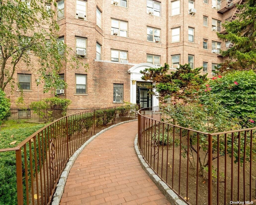 6141 Saunders Street B49, Rego Park, Queens, NY - 2 Bedrooms  
1 Bathrooms  
4 Rooms - 