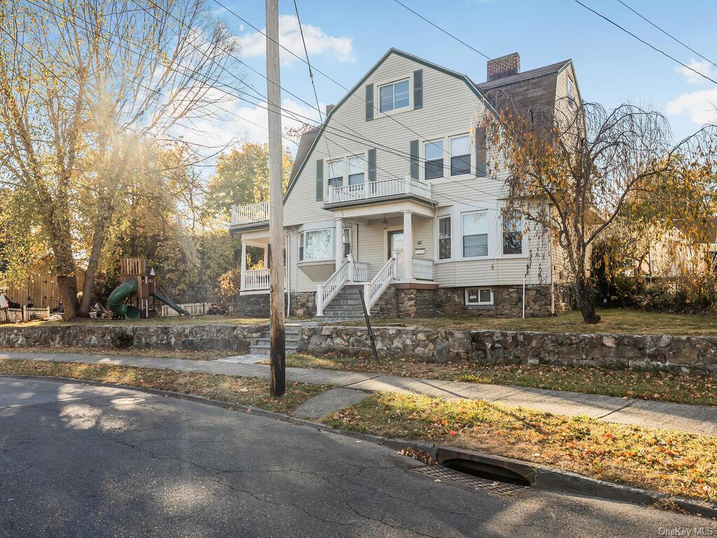 62 Circuit Rd, New Rochelle, New York - 6 Bedrooms  
2 Bathrooms  
10 Rooms - 