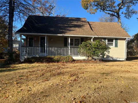 Homes For Sale - 68 Tarpon Road<br/> Rocky Point, NY 11778