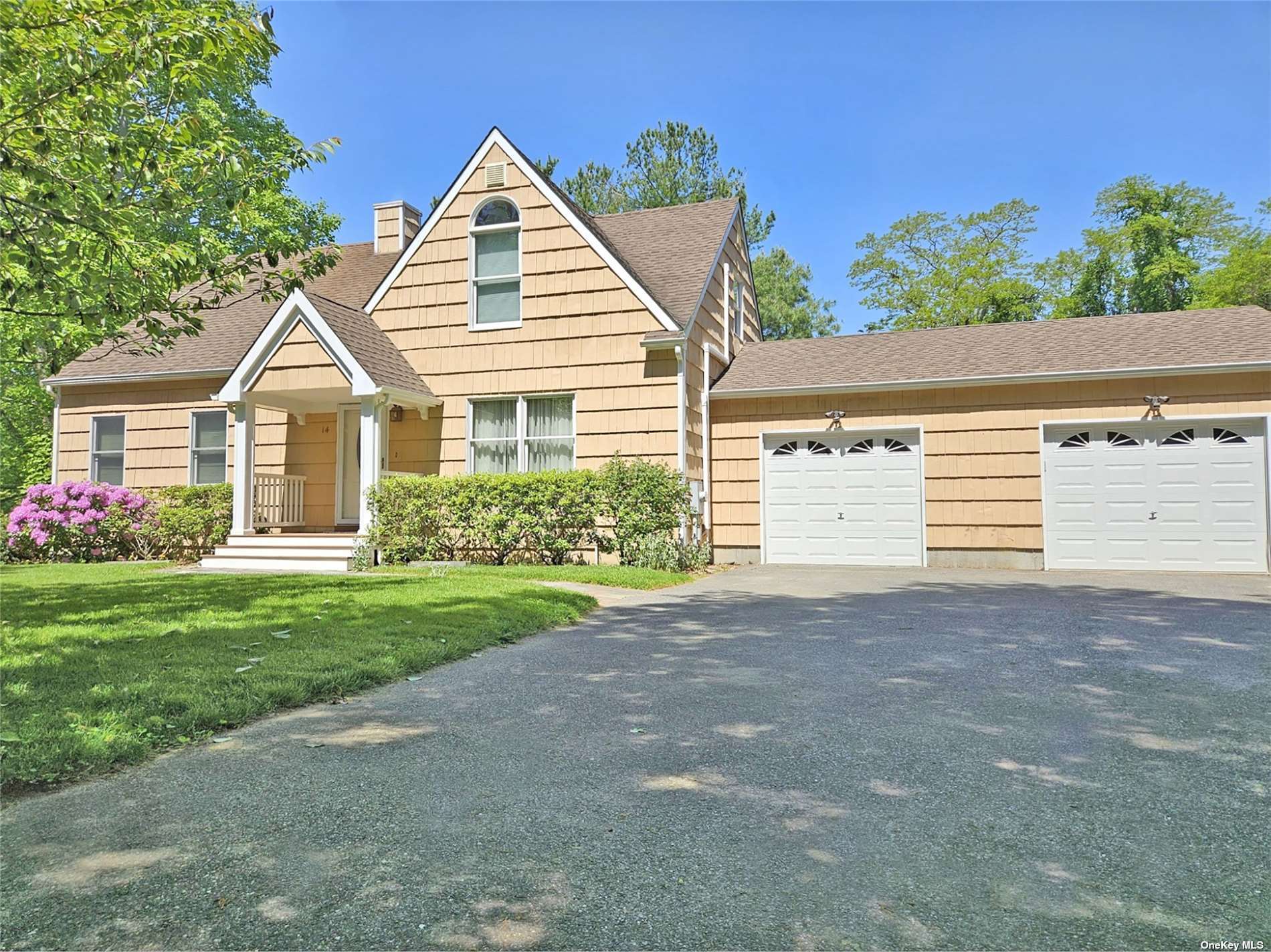 14 Eileen Circle Cir, Jamesport, Hamptons, NY - 4 Bedrooms  
3 Bathrooms - 