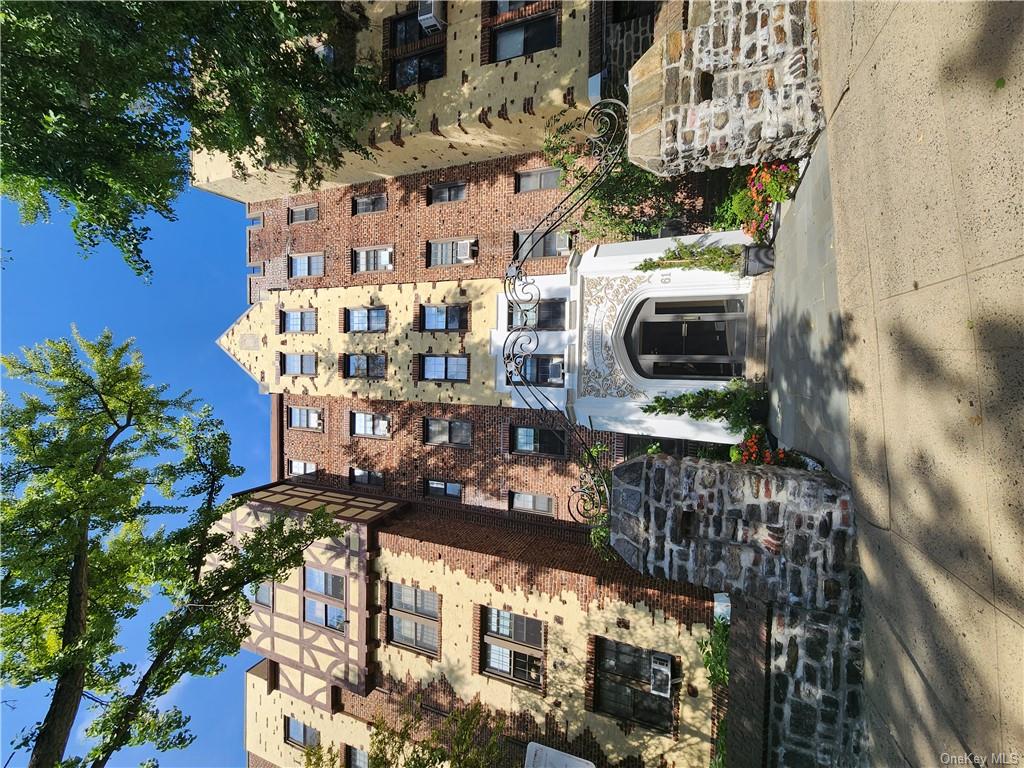 61 W Grand Street 1E, Mount Vernon, New York - 2 Bedrooms  
1 Bathrooms  
5 Rooms - 