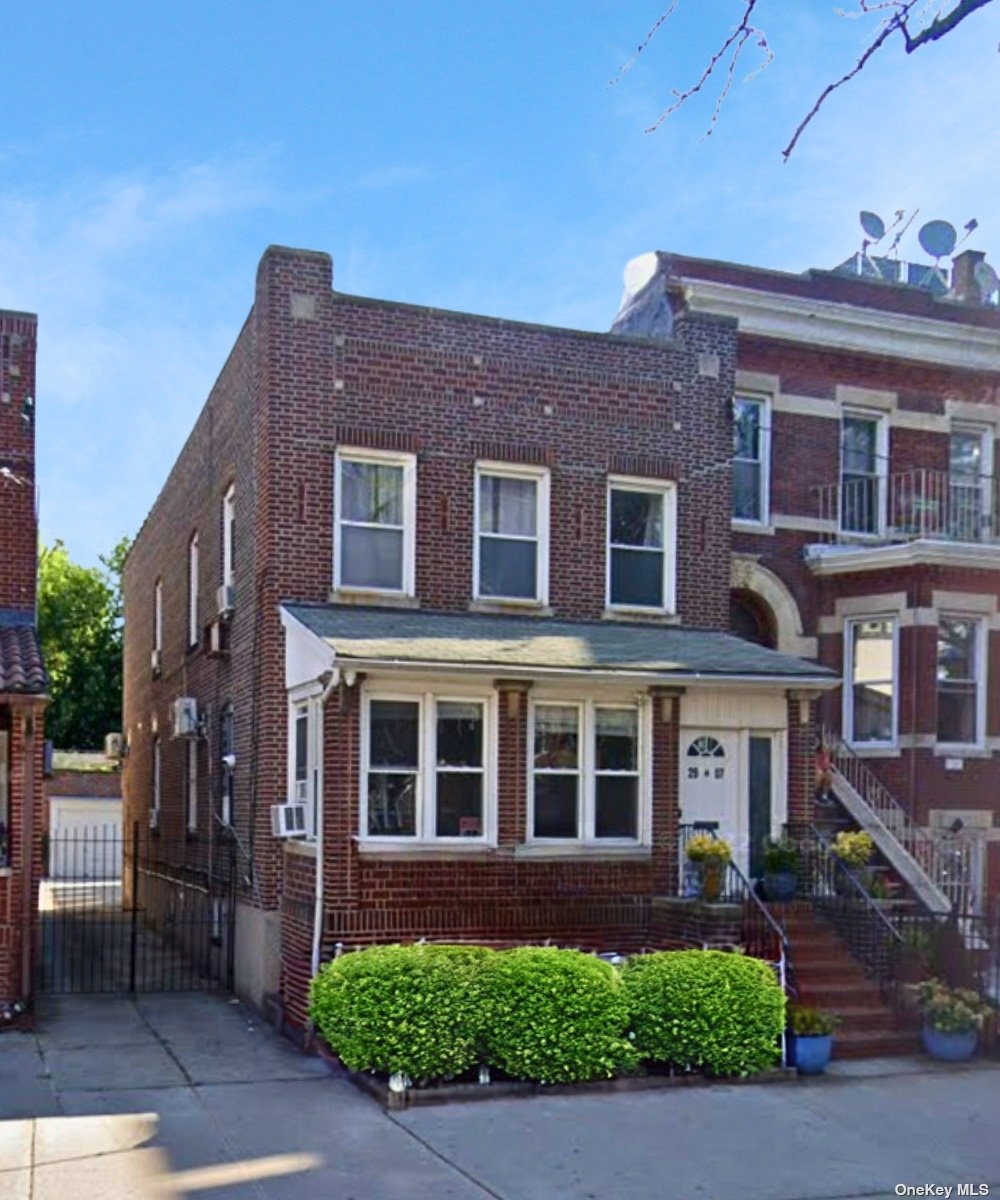 Property for Sale at 2907 Newtown Avenue, Astoria, Queens, NY - Bedrooms: 5 
Bathrooms: 3 
Rooms: 9  - $2,645,000