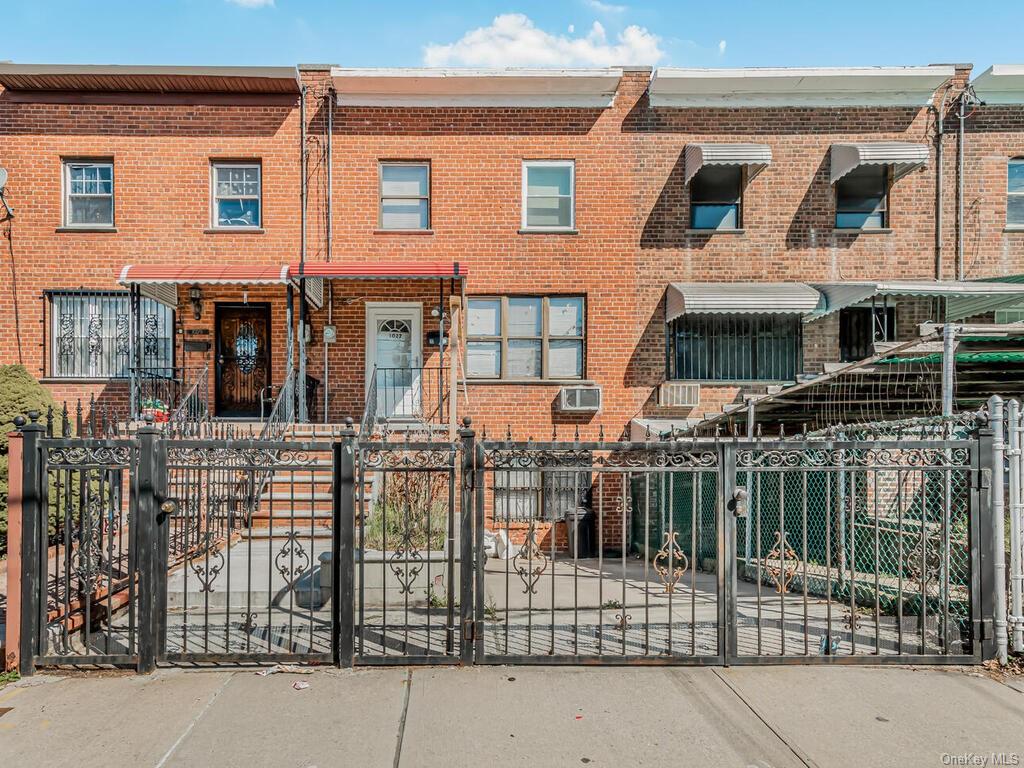 Property for Sale at 1027 E 213th Street, Bronx, New York - Bedrooms: 3 
Bathrooms: 2 
Rooms: 7  - $550,000