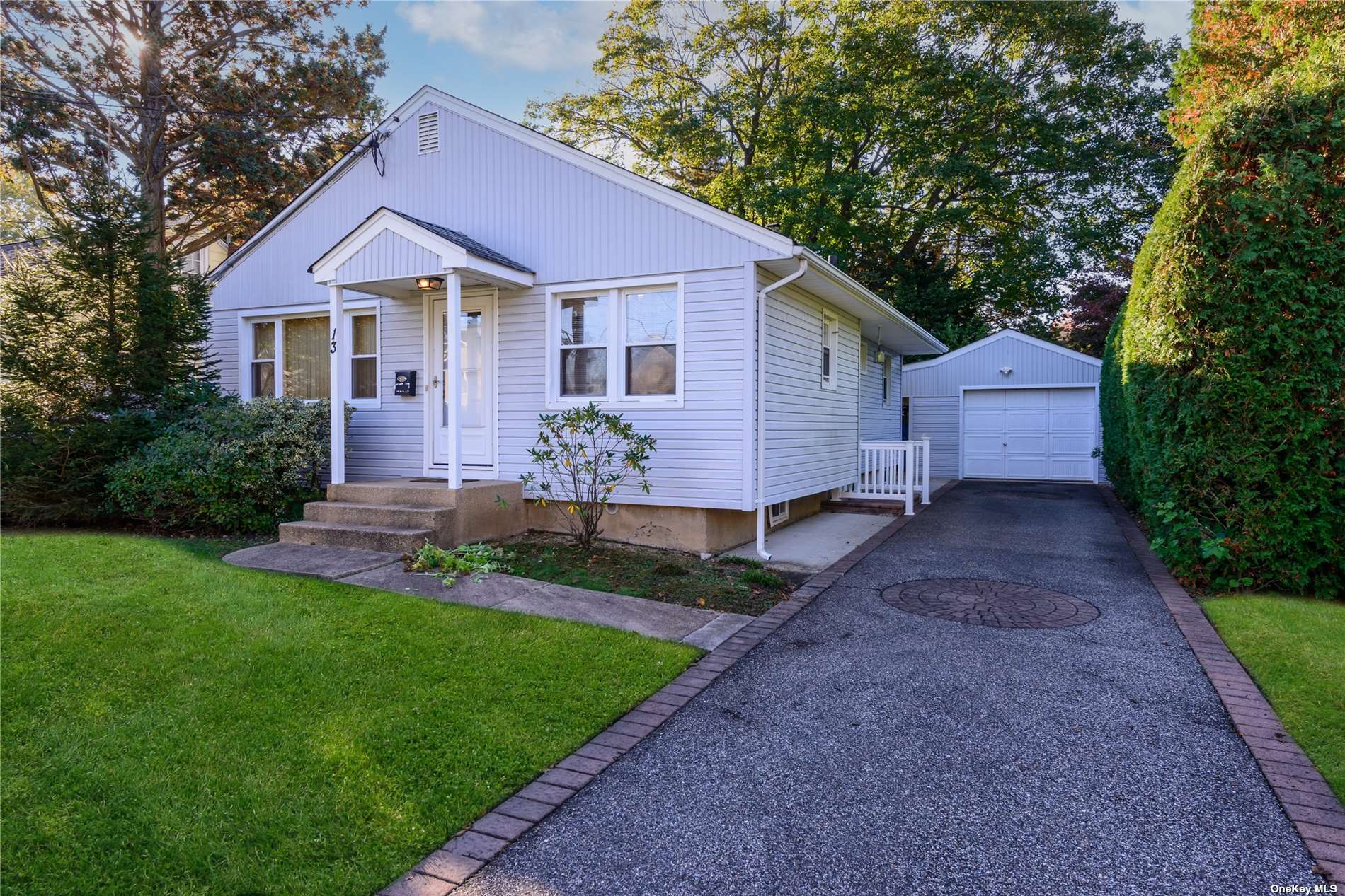 Photo 2 of 14 of 13 Dawes Avenue house