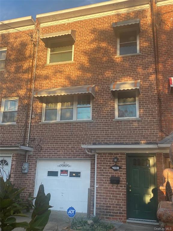 4010 Murdock Avenue, Bronx, New York - 4 Bedrooms  
2 Bathrooms  
8 Rooms - 