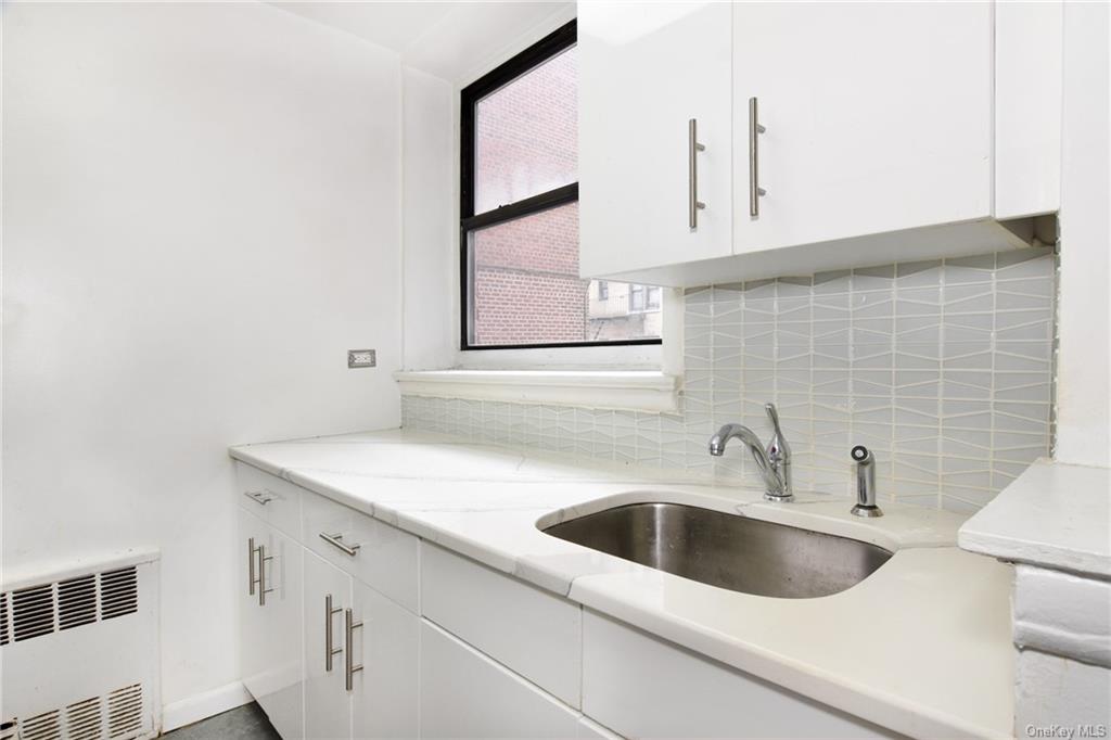 Property for Sale at 2165 Matthews Avenue 1G, Bronx, New York - Bedrooms: 1 
Bathrooms: 1 
Rooms: 3  - $169,999