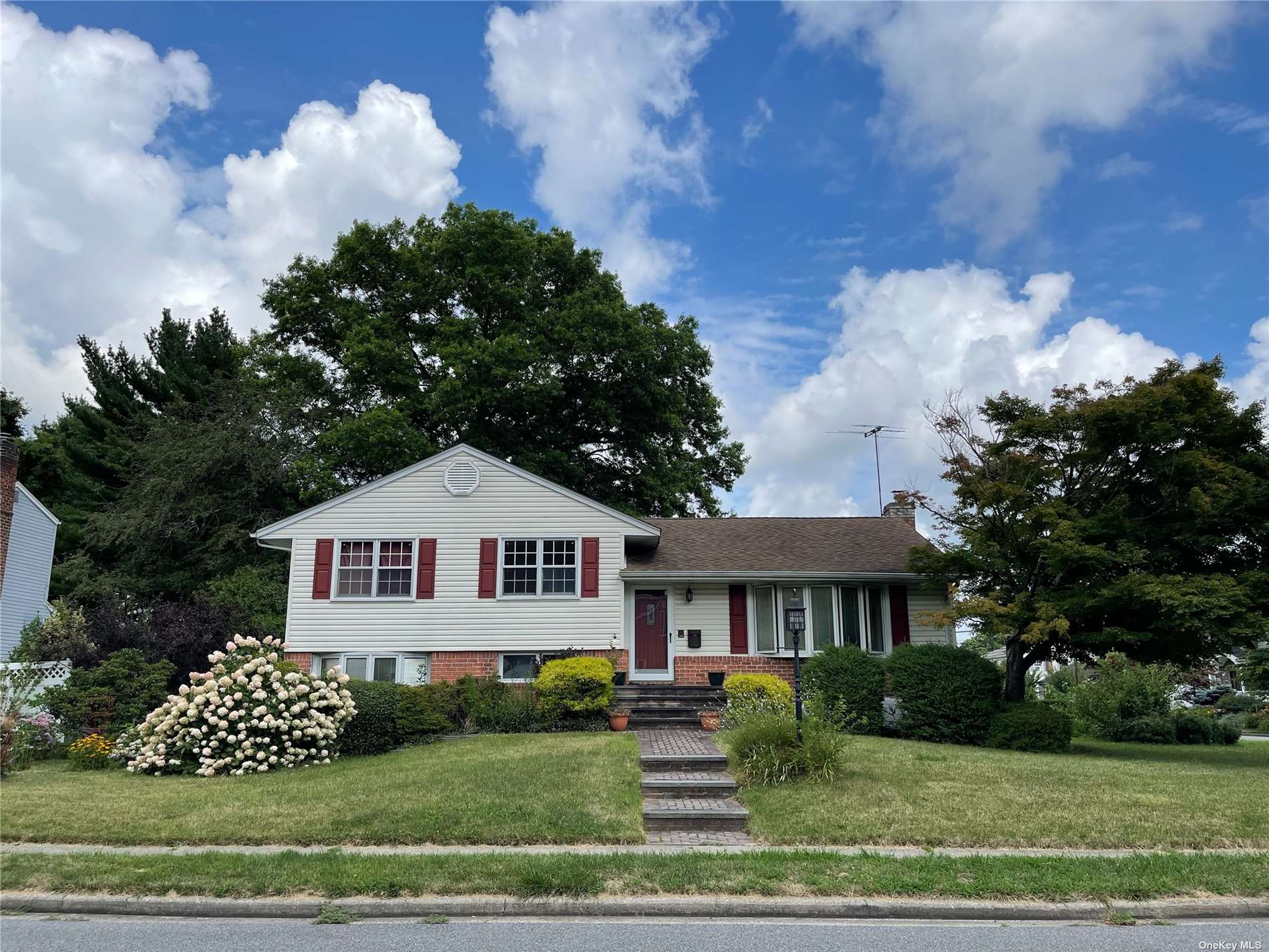 View Syosset, NY 11791 house