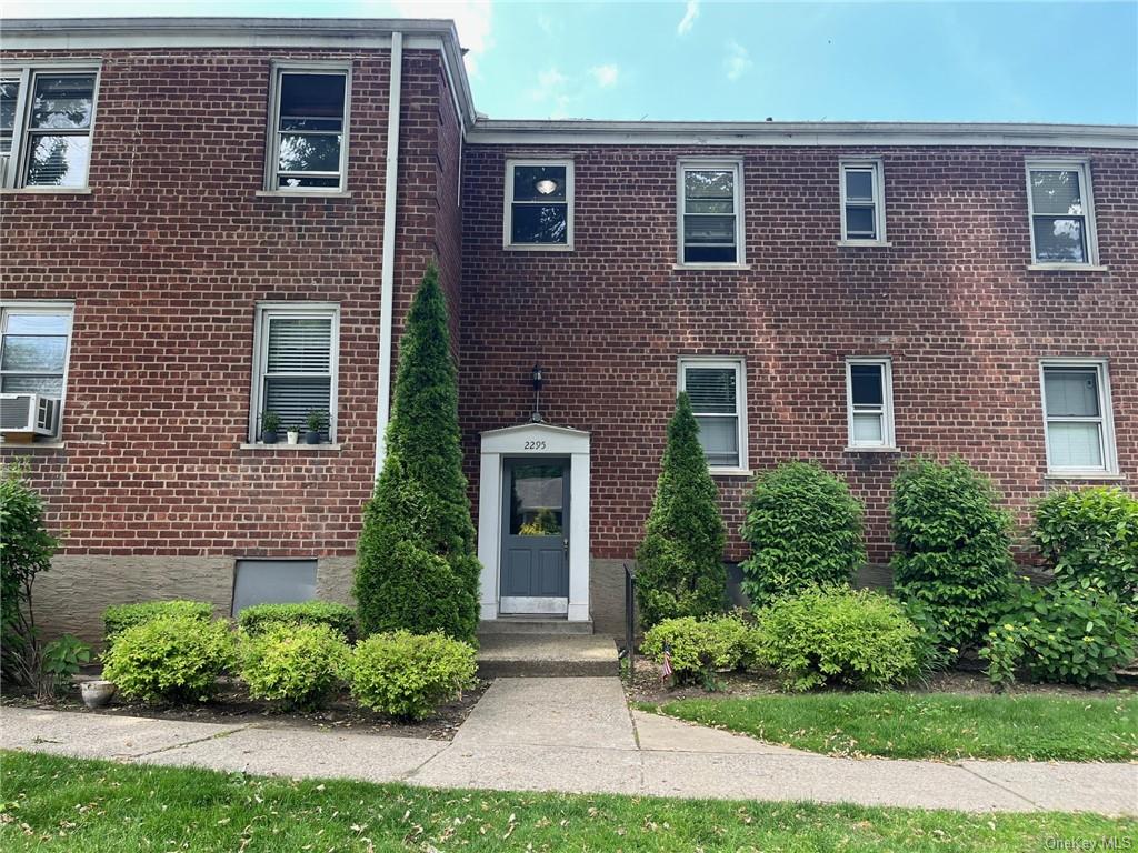 Property for Sale at 2295 Palmer Avenue 1P, New Rochelle, New York - Bedrooms: 1 
Bathrooms: 1 
Rooms: 4  - $193,500