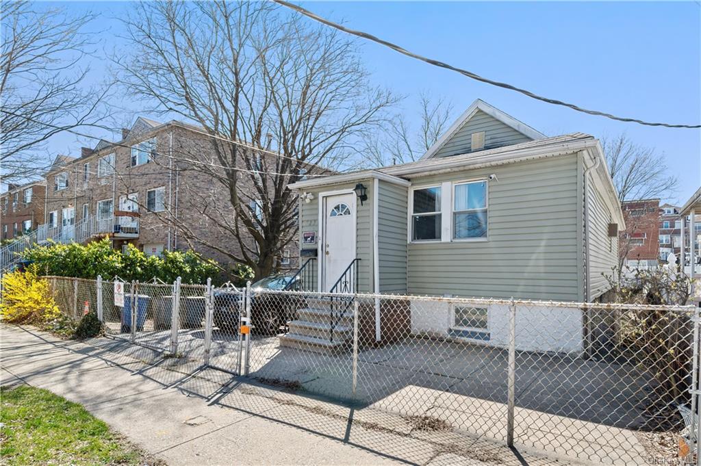 623 Hollywood Avenue, Bronx, New York - 3 Bedrooms  
2 Bathrooms  
5 Rooms - 