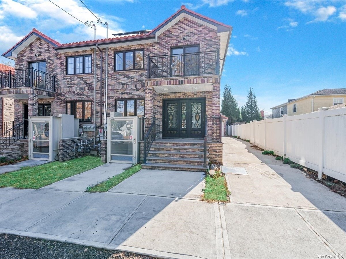 Property for Sale at 20416 46th Avenue, Bayside, Queens, NY - Bedrooms: 6 
Bathrooms: 4 
Rooms: 13  - $1,920,000