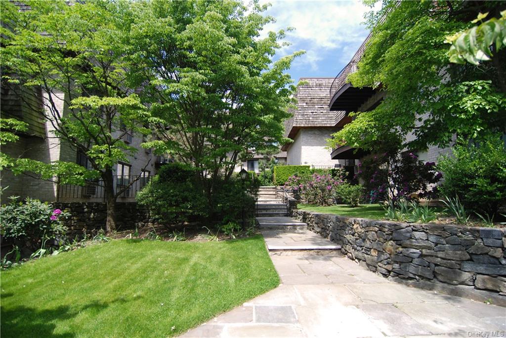 555 Central Park Avenue 105, Scarsdale, New York - 2 Bedrooms  
2 Bathrooms  
5 Rooms - 